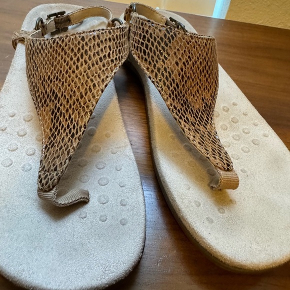 Women's Vionic Tan Sandals women’s sized 6 - Picture 6 of 11